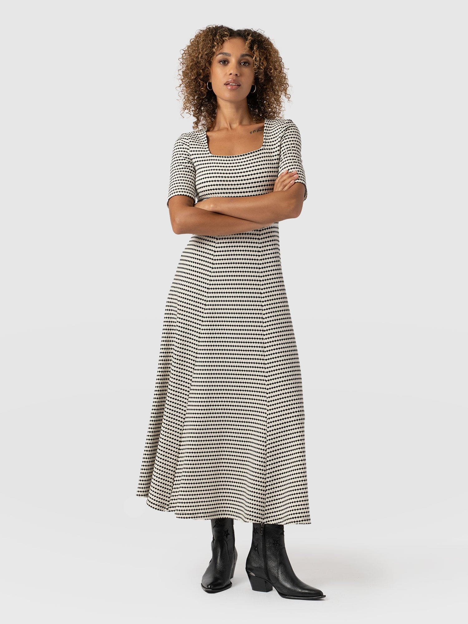 Darcey Short Sleeve Flared Dress Monochrome Jacquard - Women's Dresses | Saint + Sofia® UK