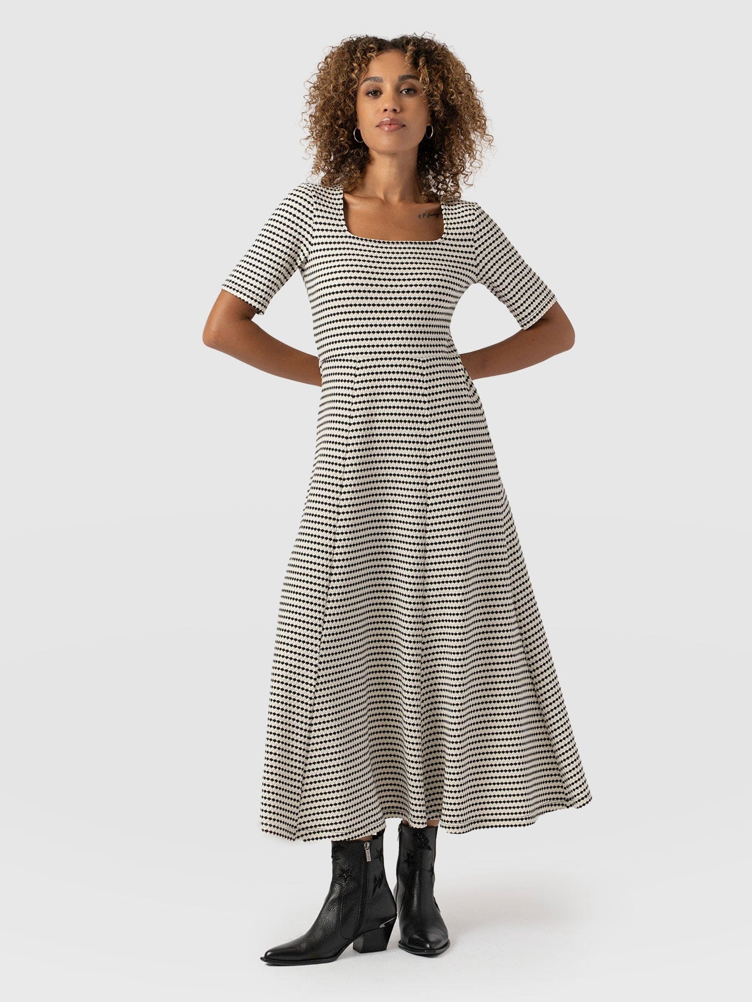 Darcey Short Sleeve Flared Dress Monochrome Jacquard - Women's Dresses | Saint + Sofia® UK