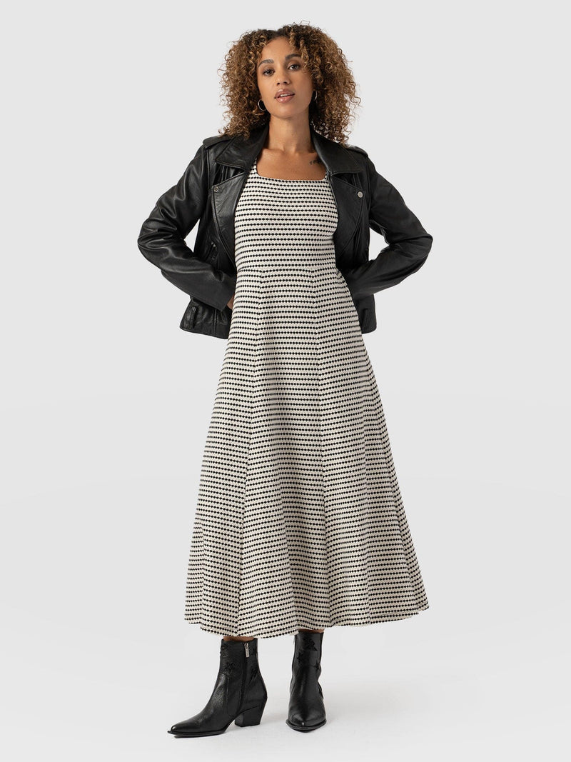 Darcey Short Sleeve Flared Dress Monochrome Jacquard - Women's Dresses | Saint + Sofia® UK