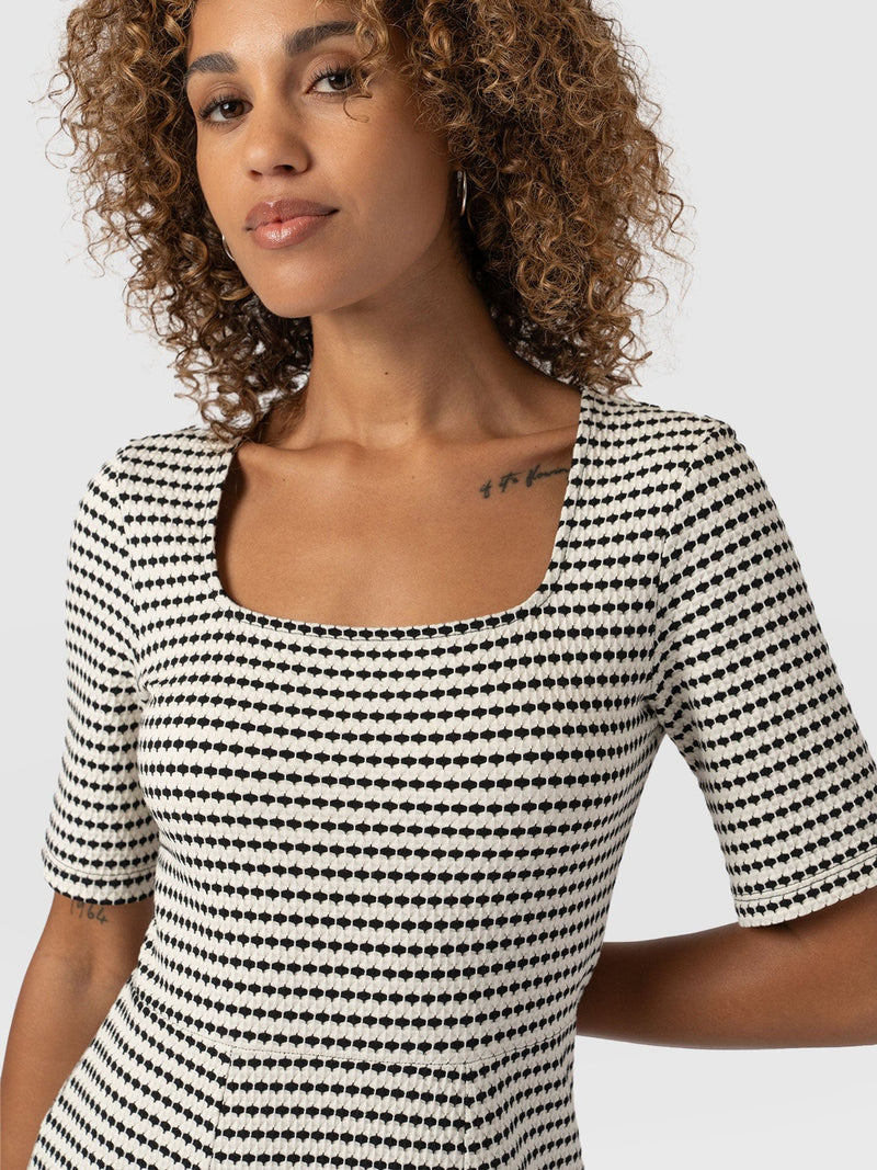 Darcey Short Sleeve Flared Dress Monochrome Jacquard - Women's Dresses | Saint + Sofia® UK