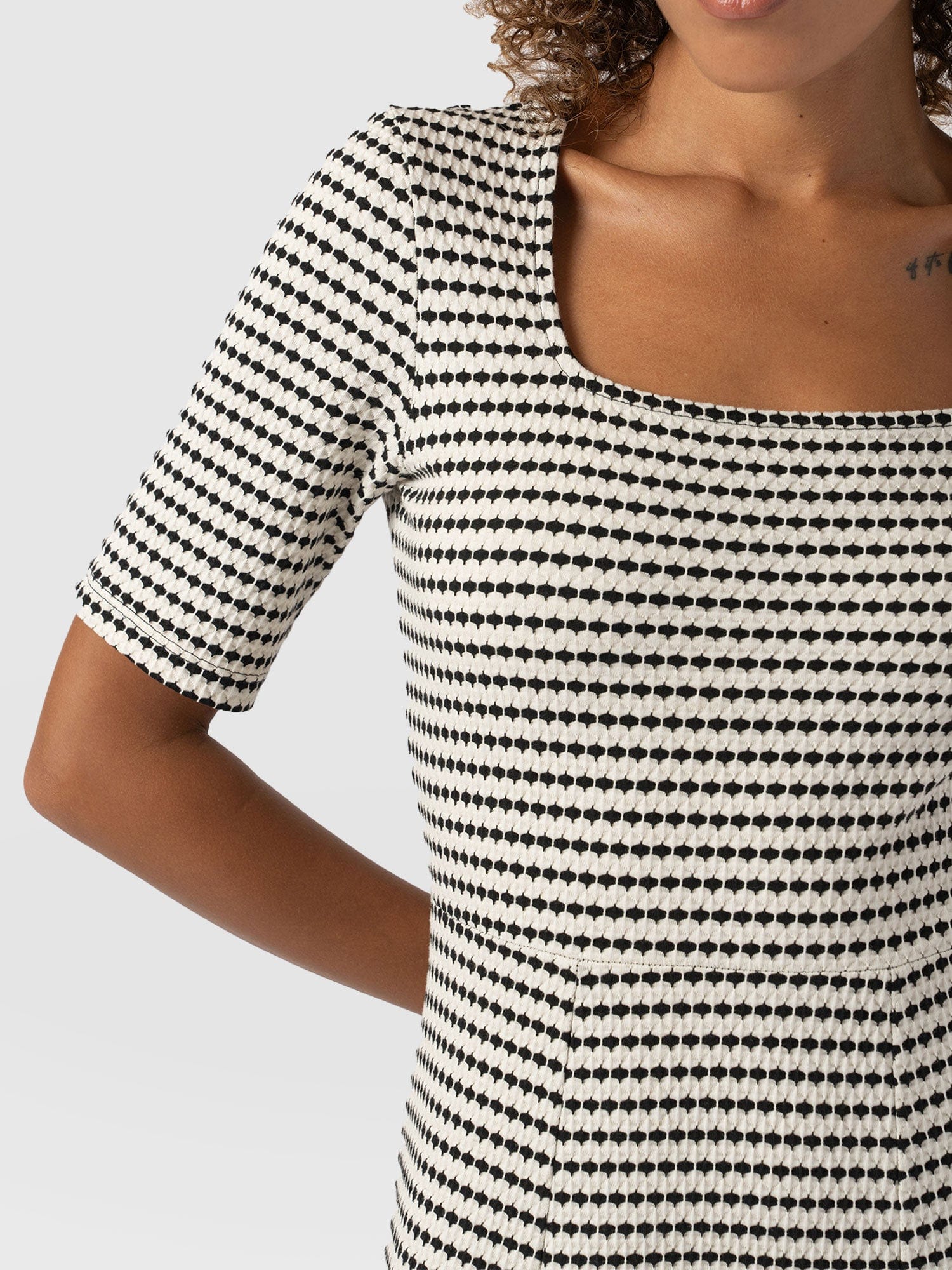 Darcey Short Sleeve Flared Dress Monochrome Jacquard - Women's Dresses | Saint + Sofia® UK