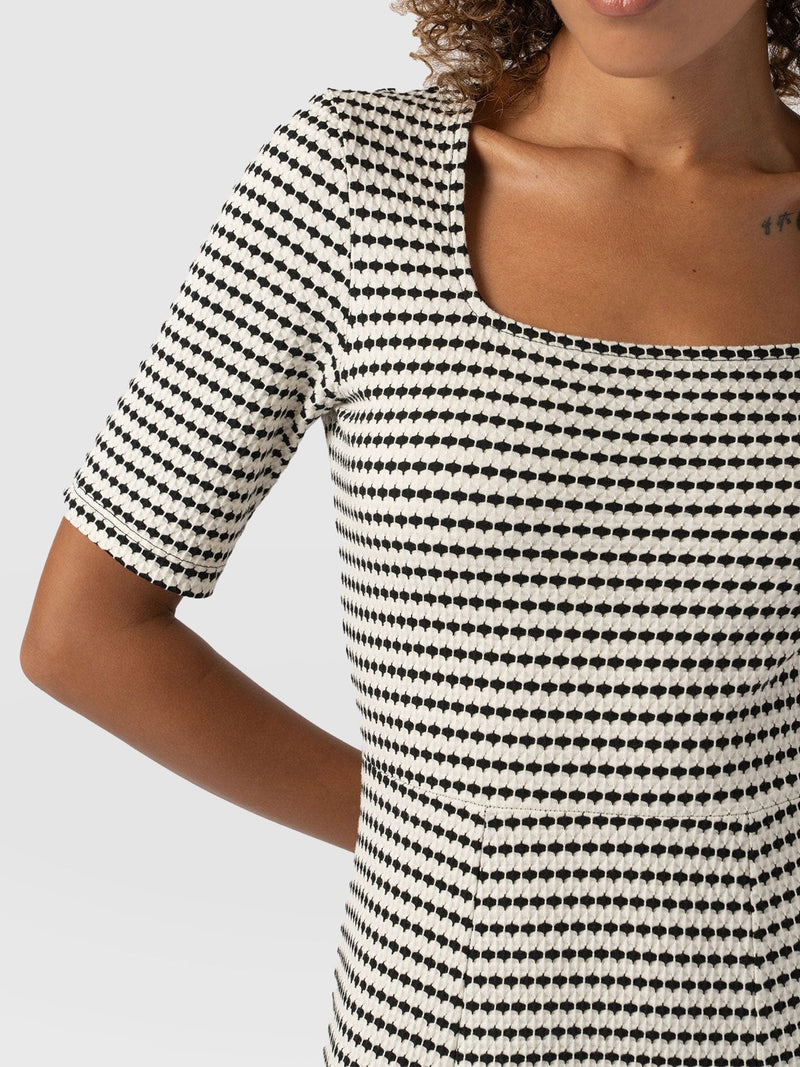 Darcey Short Sleeve Flared Dress Monochrome Jacquard - Women's Dresses | Saint + Sofia® UK