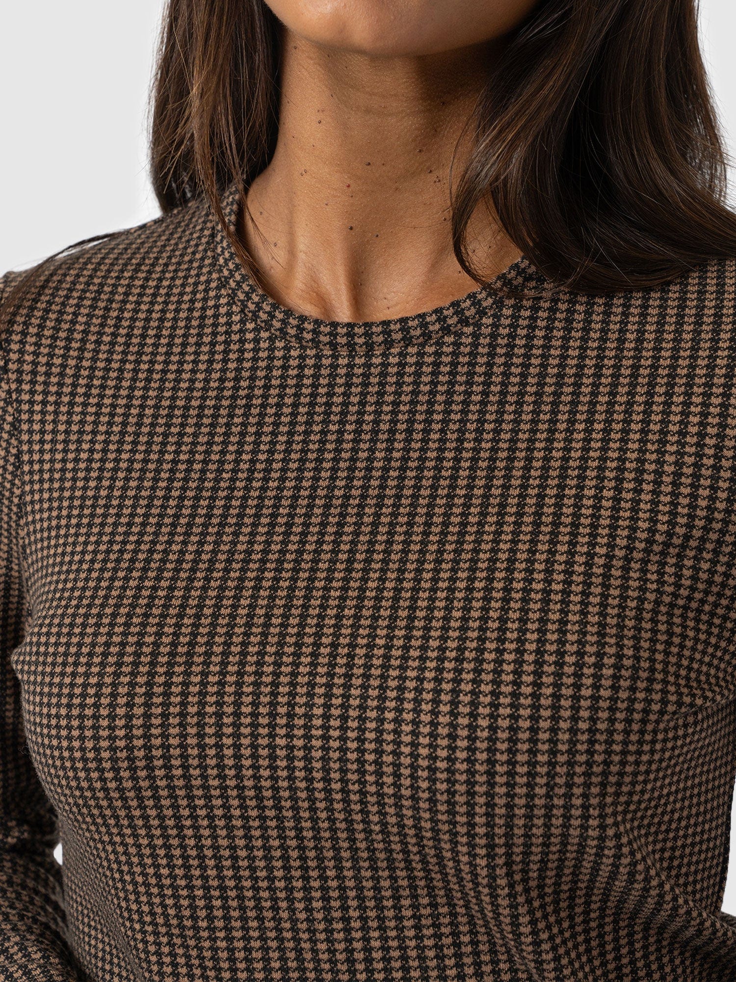 Glen Crew Neck Tee Long Sleeve - Brown Mini Houndstooth - Women's T-shirts | Saint and Sofia® UK