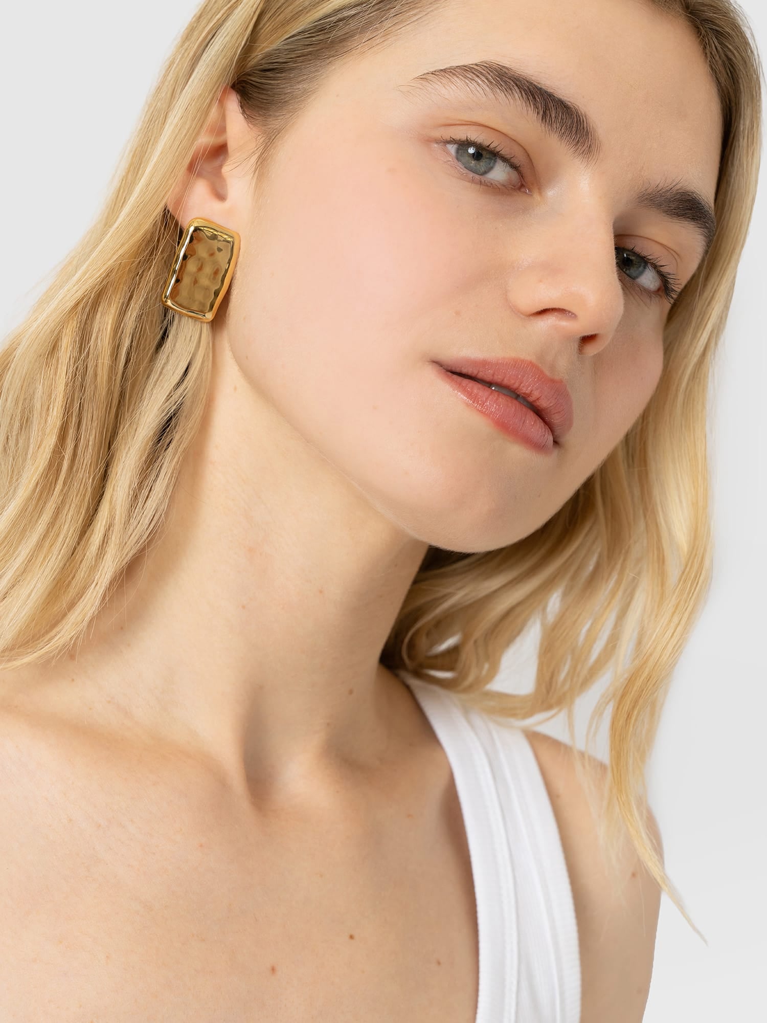 Hammered Rectangle Earrings - Gold - Women's Jewellerys | Saint and Sofia® UK