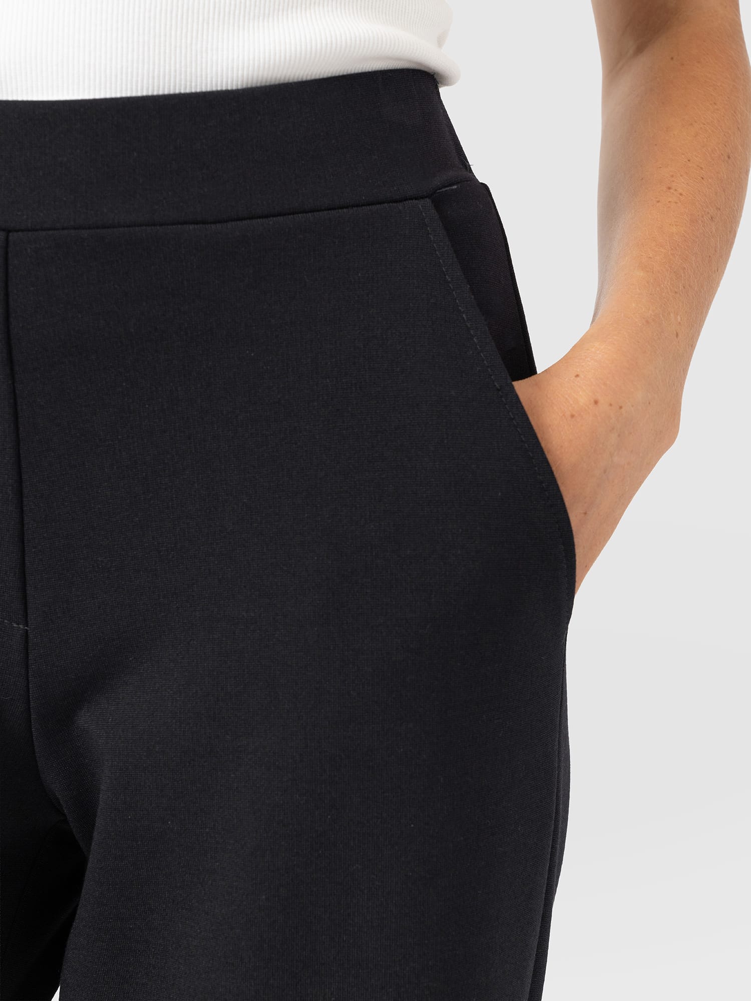 Hoxton Straight Leg Pant - Black