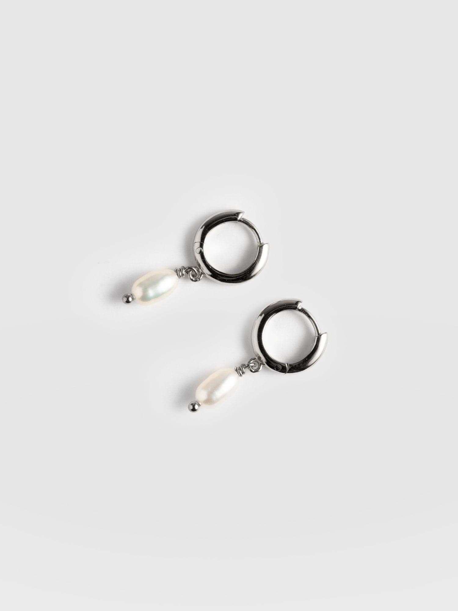 Jacqueline Pearl Huggie Earrings Silver - Women's Jewellery | Saint + Sofia® UK