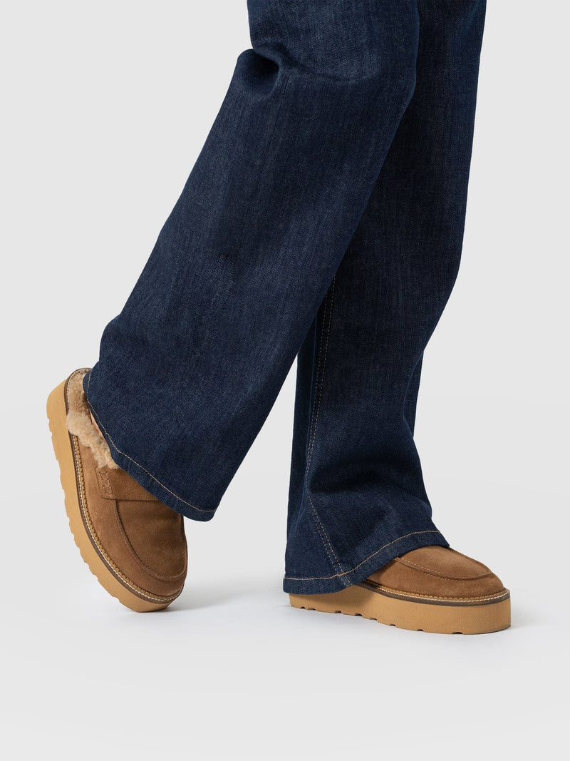 Sloane Shearling Clog - Camel - Women's Shoes | Saint + Sofia® UK