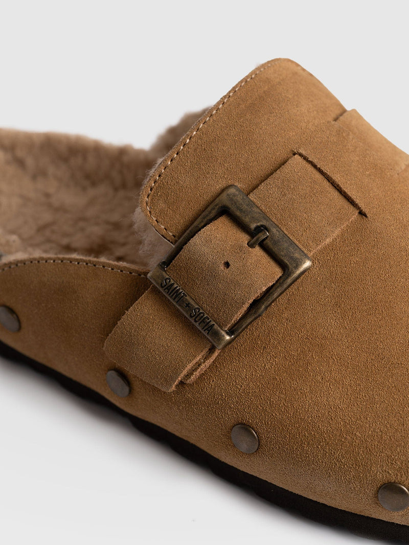 Studded Clogs Tan Shearling - Women's Shoes | Saint + Sofia® UK