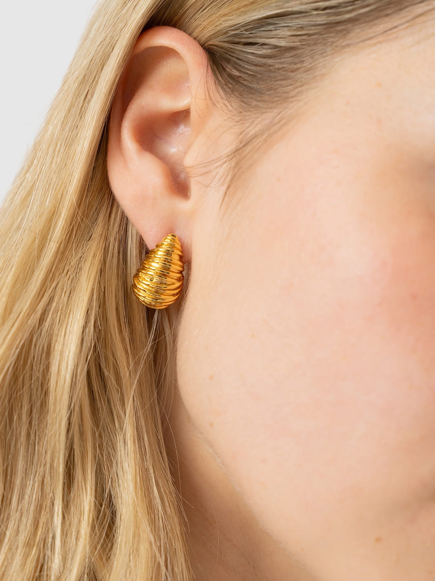 Teardrop Swirl Earrings - Gold - Women's Jewellerys | Saint and Sofia® UK