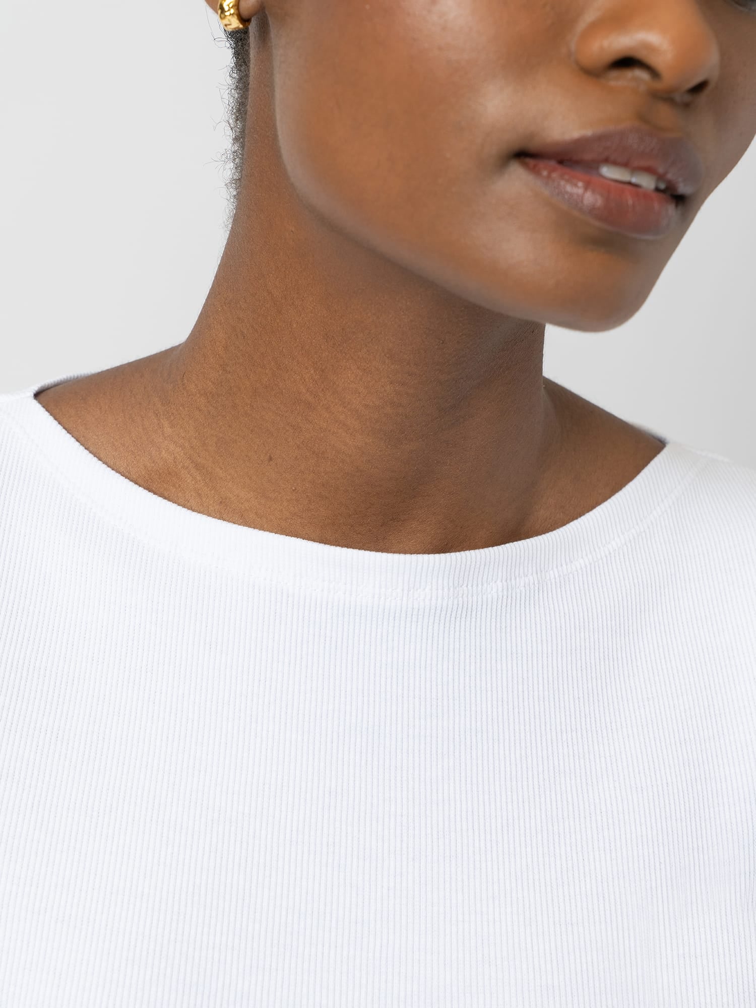 Austen Boat Neck Short Sleeve Tee - White - Women's T-shirts | Saint and Sofia® UK
