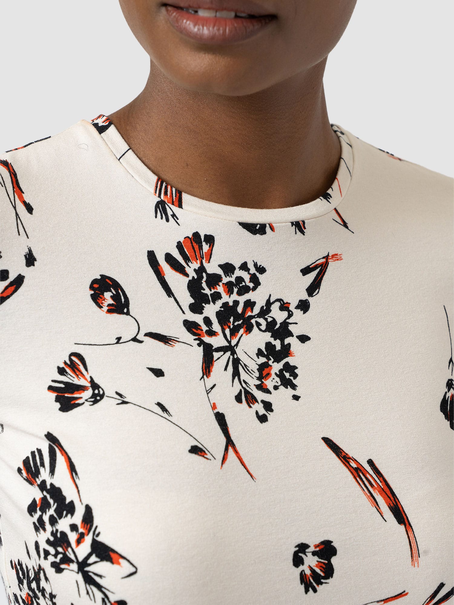 Austen Crew Neck Tee Short Sleeve - White Mist Floral - Women's T-shirts | Saint + Sofia® UK
