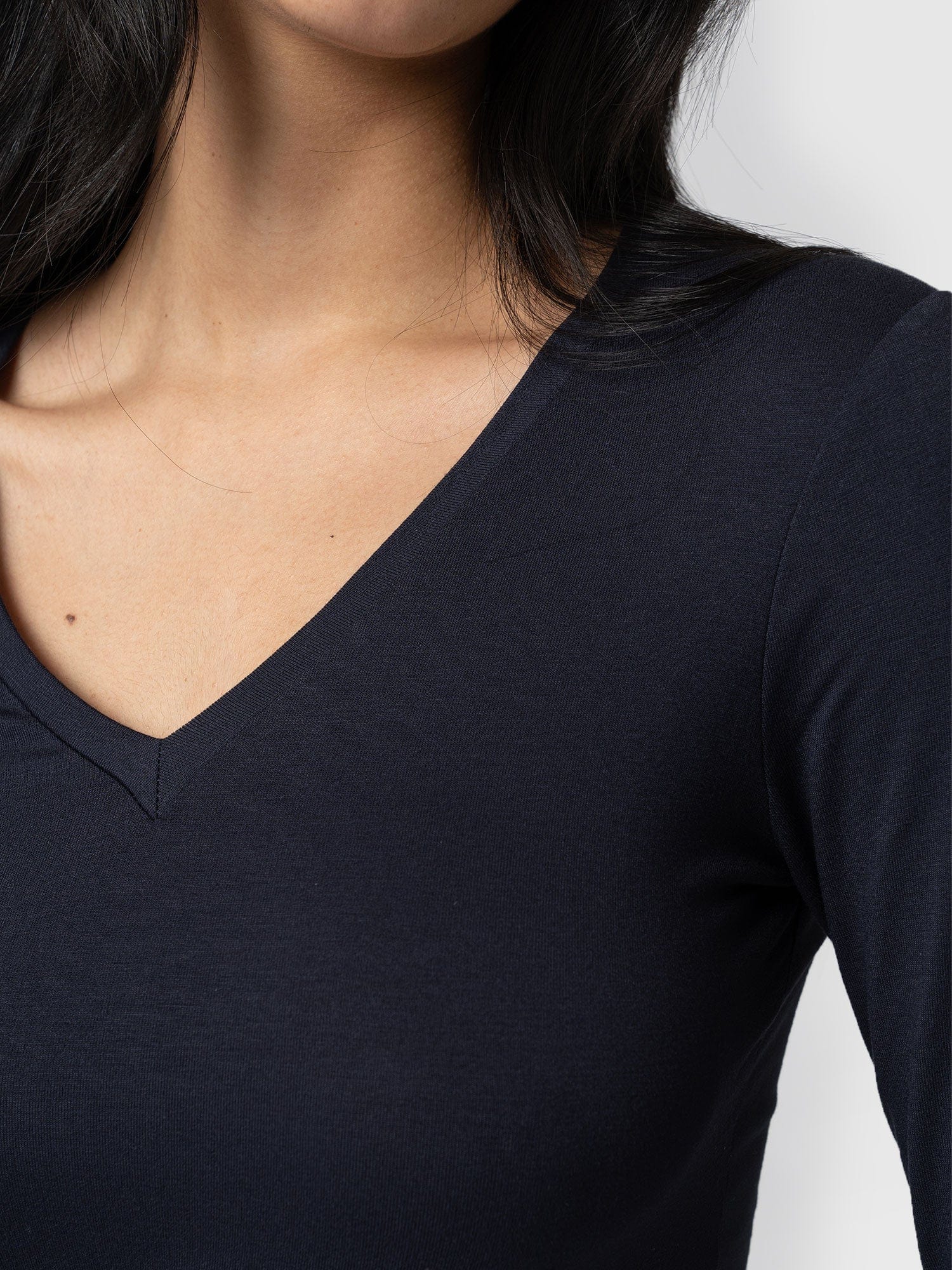 Austen V Neck Tee Navy - Women's T-Shirts | Saint and Sofia® UK