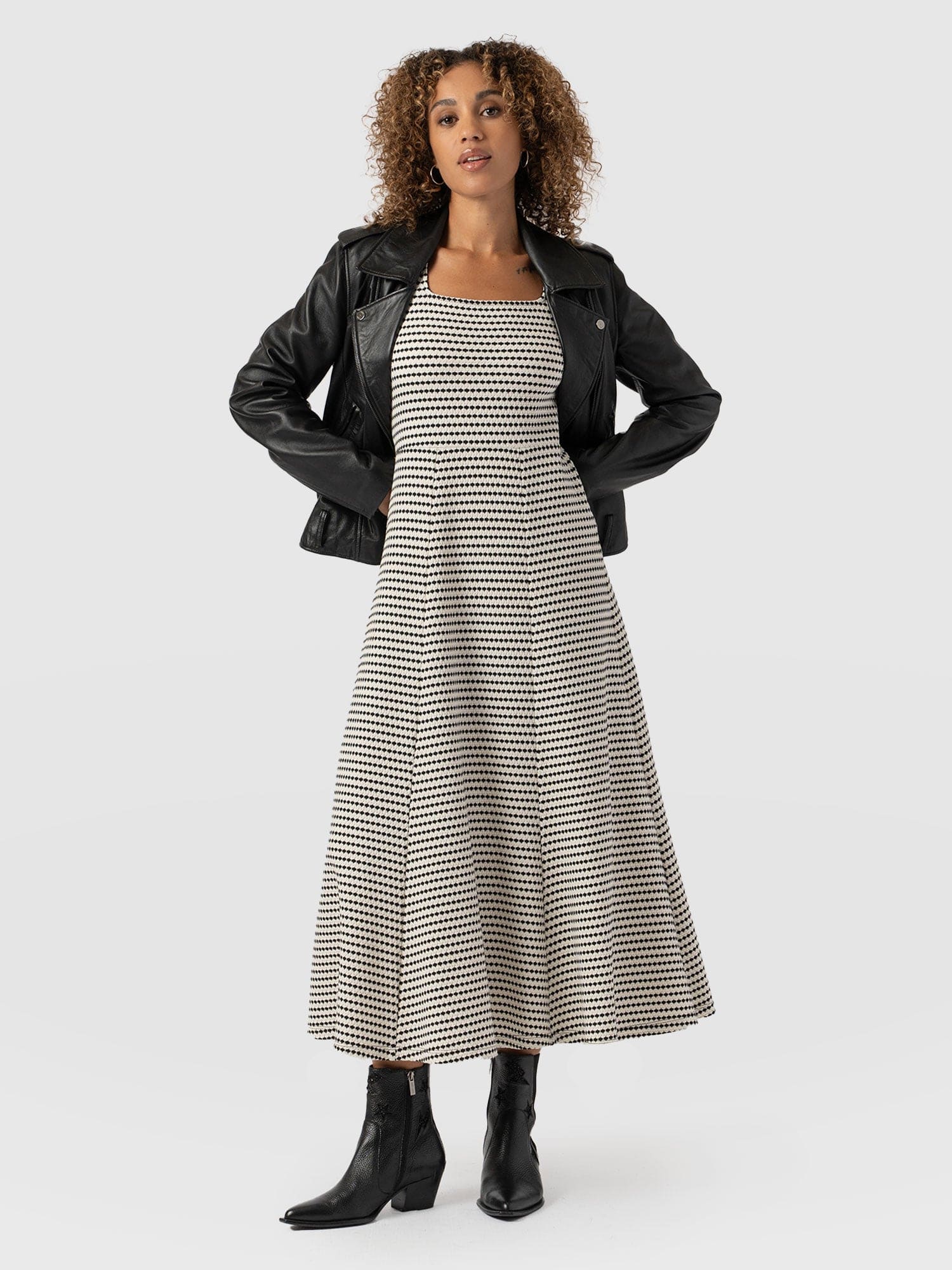 Darcey Short Sleeve Flared Dress Monochrome Jacquard - Women's Dresses | Saint + Sofia® UK