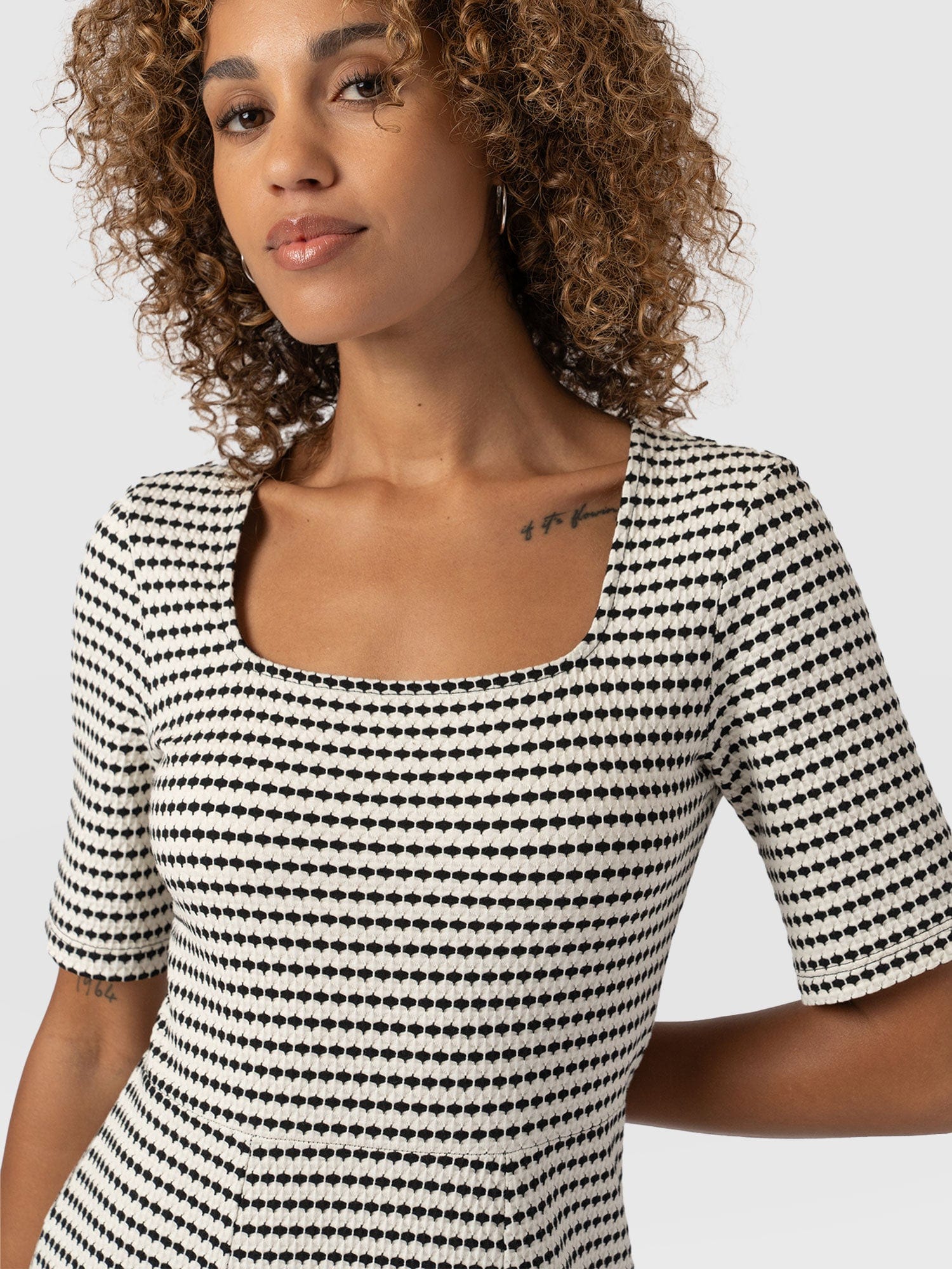 Darcey Short Sleeve Flared Dress Monochrome Jacquard - Women's Dresses | Saint + Sofia® UK