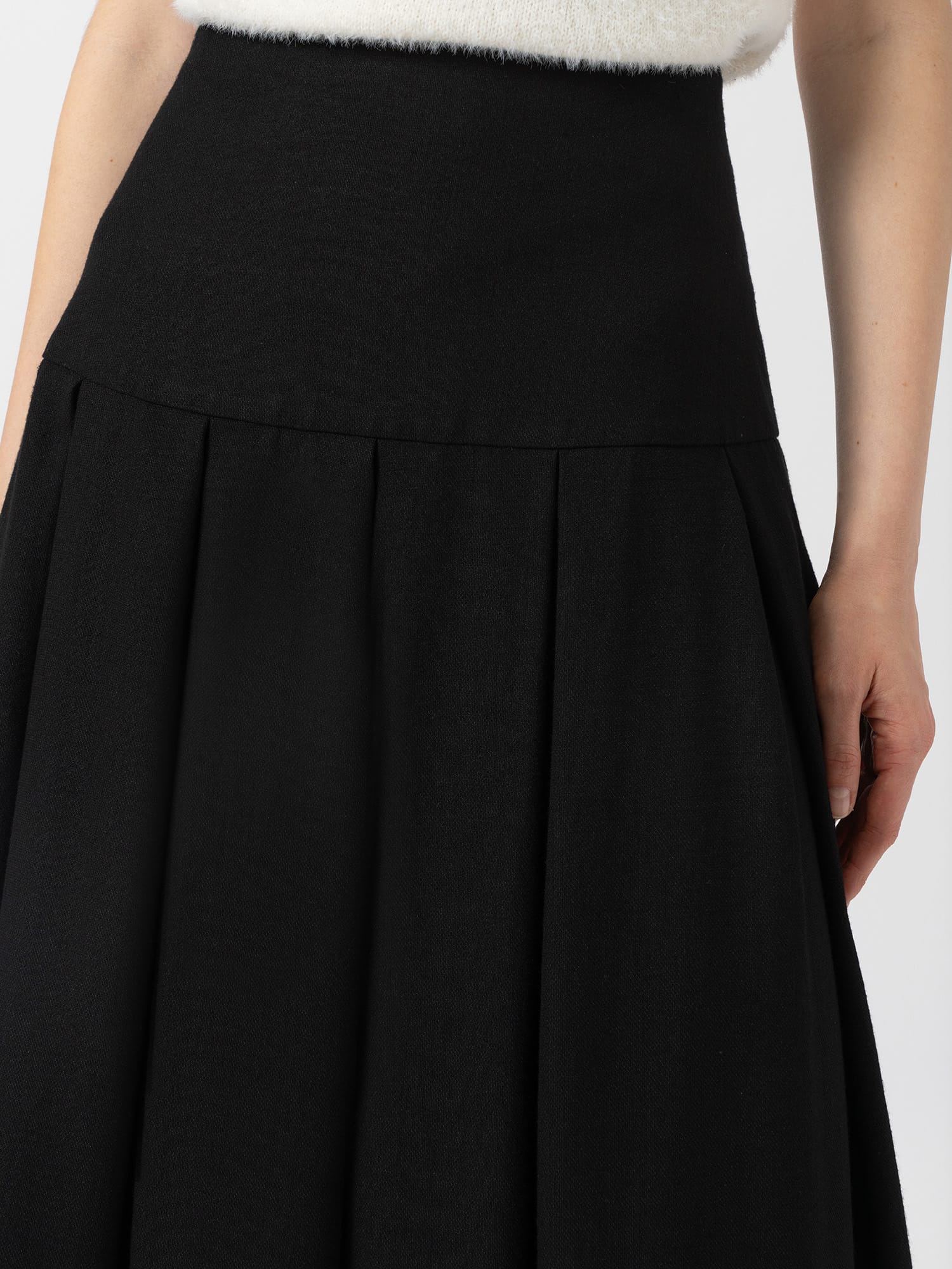 Everly Pleated Skirt - Black - Women's Skirts | Saint and Sofia® UK