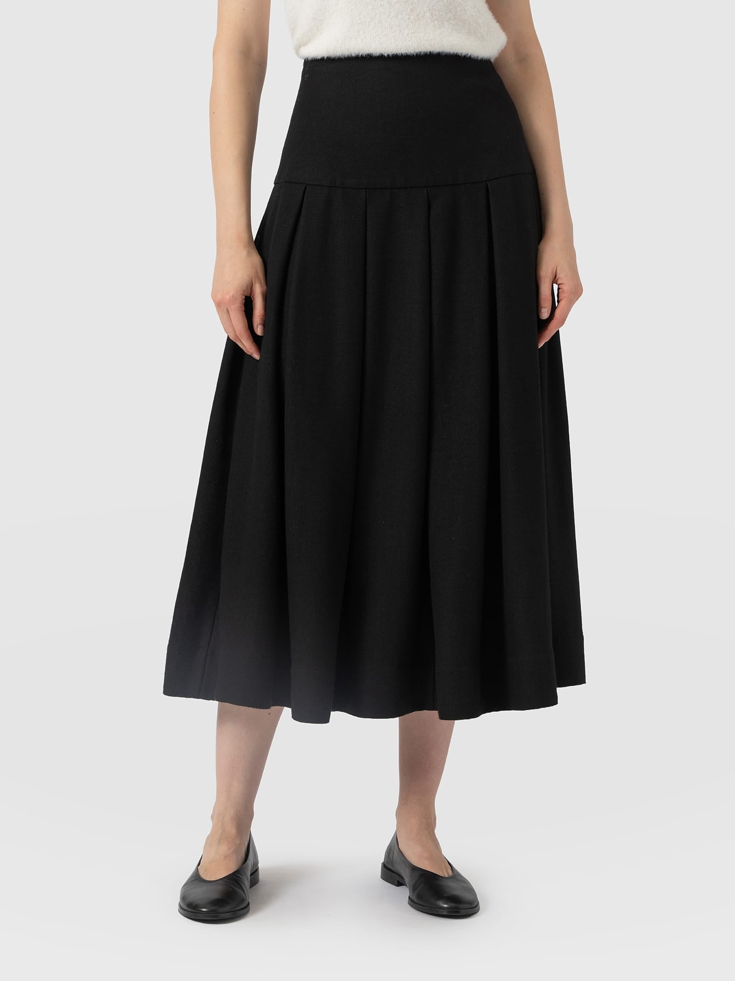 Everly Pleated Skirt - Black - Women's Skirts | Saint and Sofia® UK