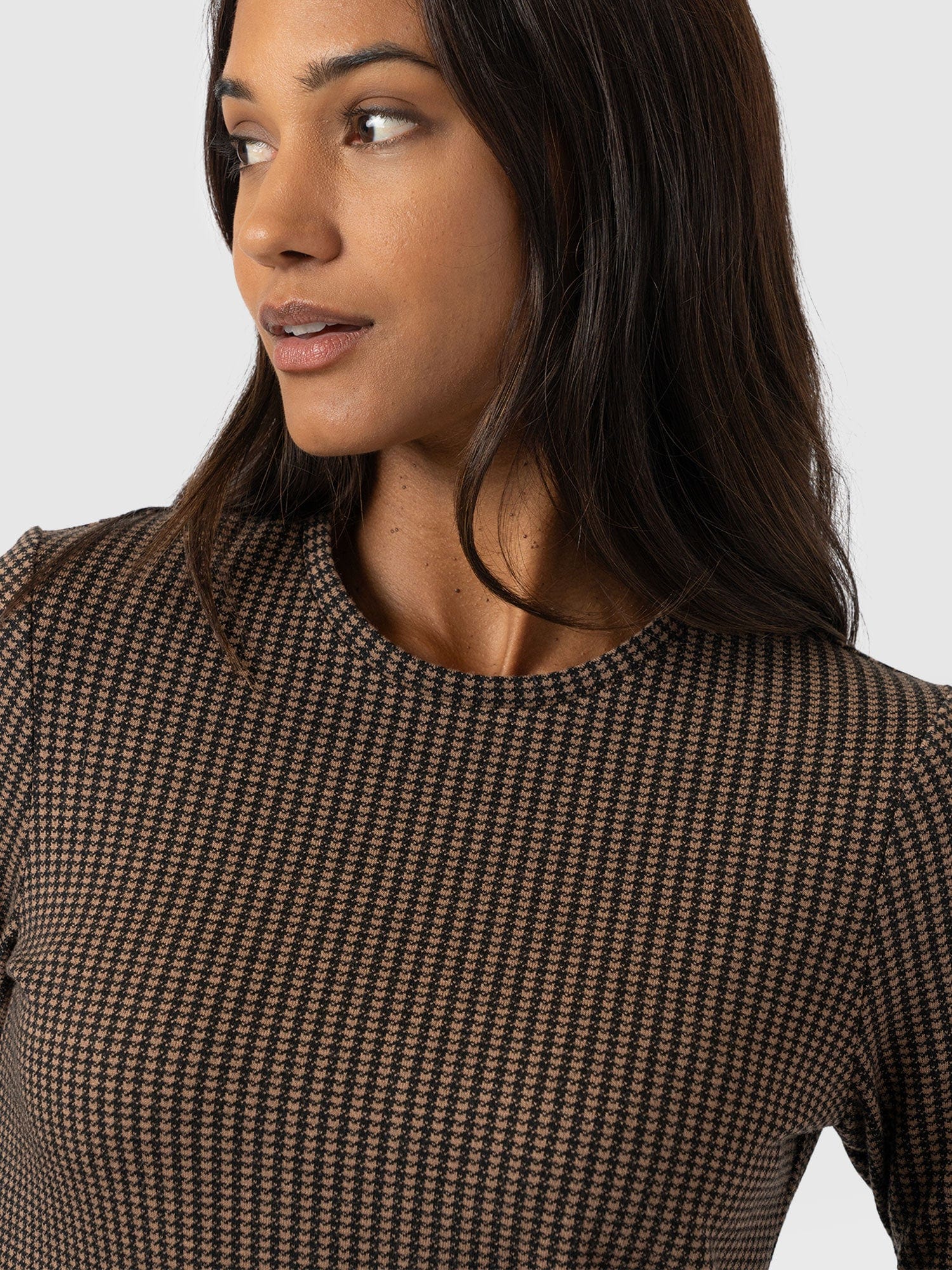 Glen Crew Neck Tee Long Sleeve - Brown Mini Houndstooth - Women's T-shirts | Saint and Sofia® UK