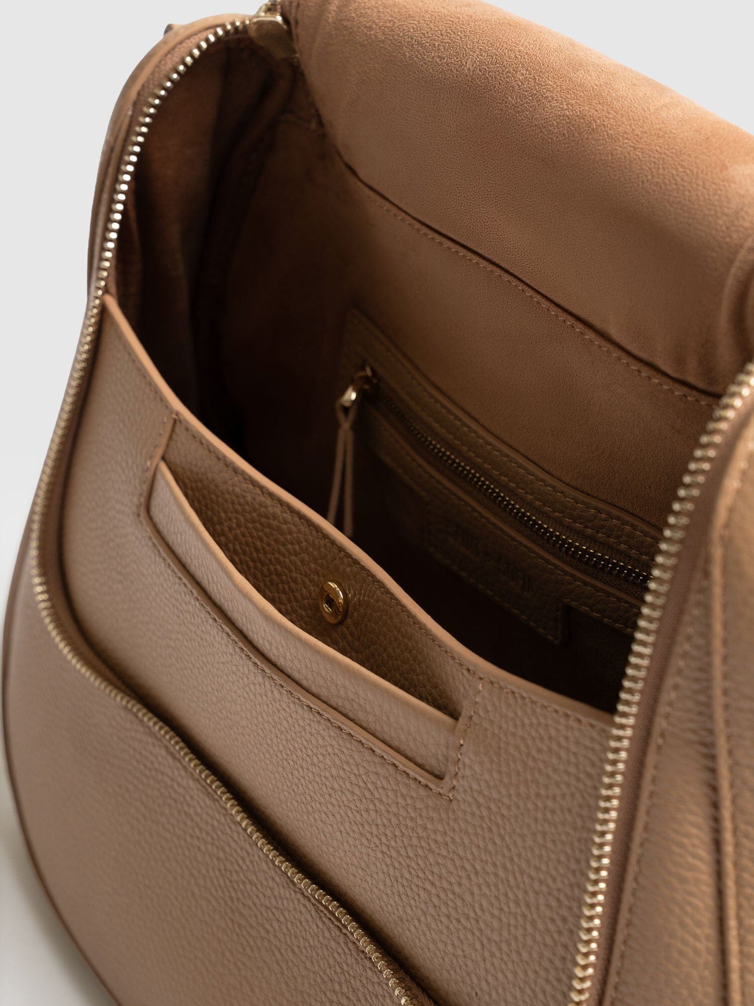 Marlowe Messenger Bag - Caramel - Women's Handbags | Saint + Sofia® UK