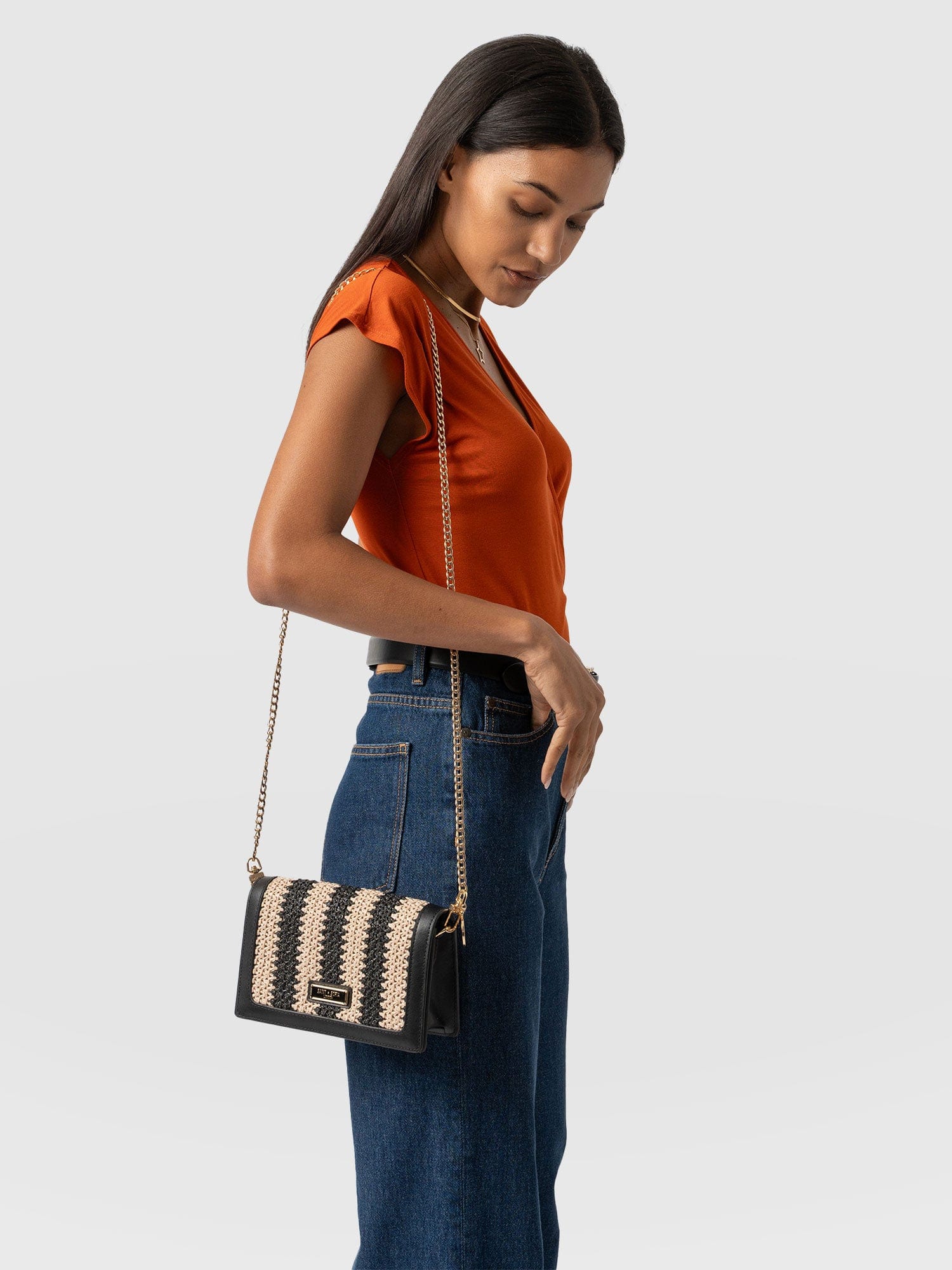 Primrose Wallet on Chain - Beige/Black Raffia - Women's Bags | Saint and Sofia® UK