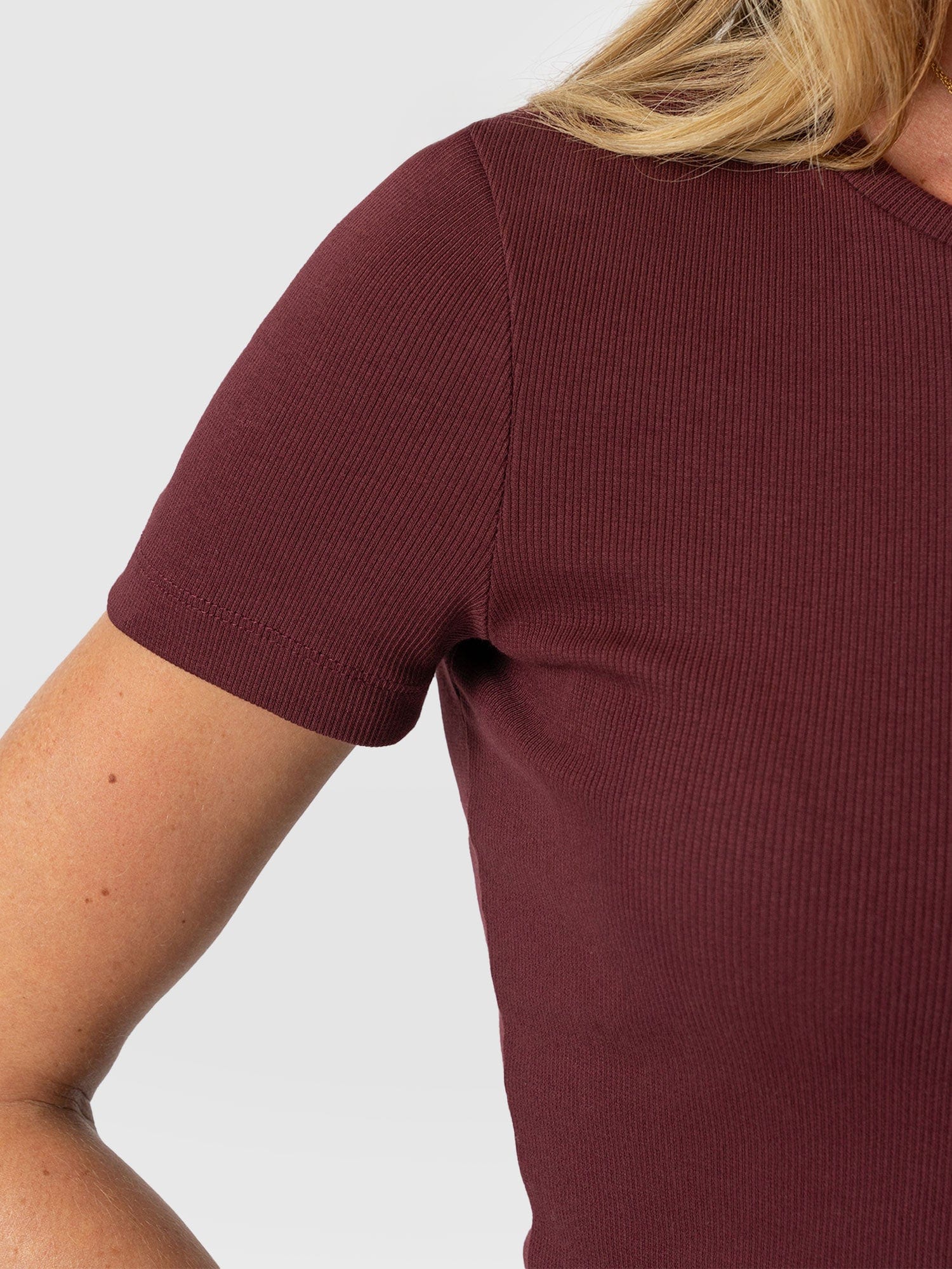 Ribbed Short Sleeve Tee - Burgundy - Women's T-shirts | Saint + Sofia® UK