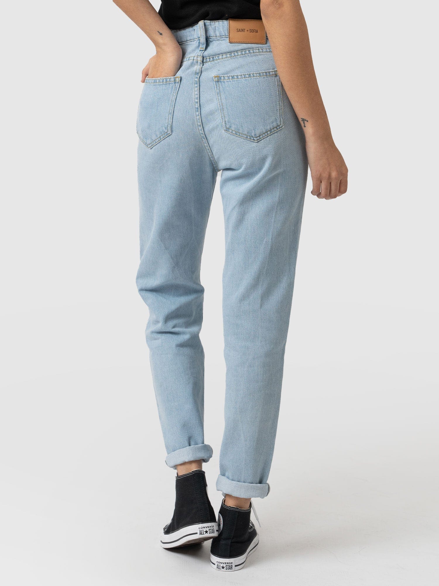 Mom jeans hot sale com all star