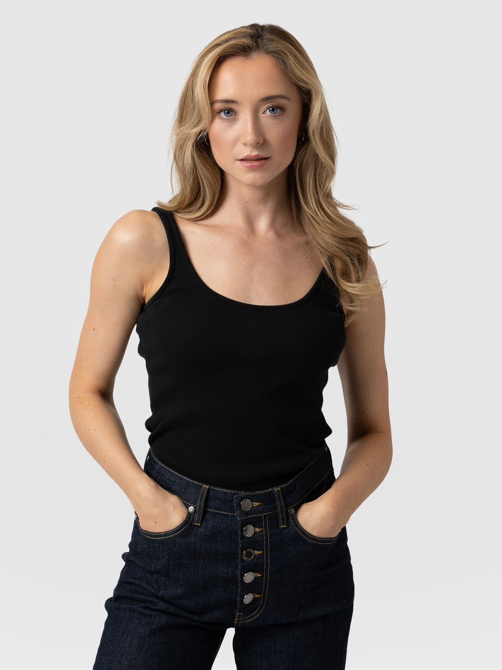 FITTED RIB CAMI, BLACK/WHITE – COMMONERS
